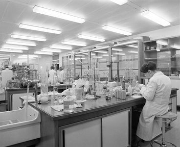 882076 Interieur van het gebouw van de Keuringsdienst van Waren (Nijenoord 6) te Utrecht: laboratorium.